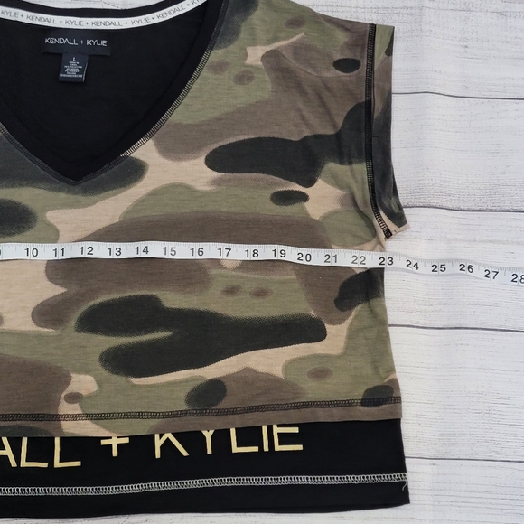 Kendall + Kylie NWOT Large Green Camo Double Layer Crop Tee - Picture 5 of 9